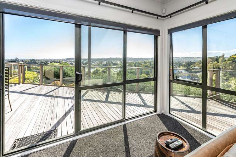 1 Shakespeare Road Bastia Hill_13