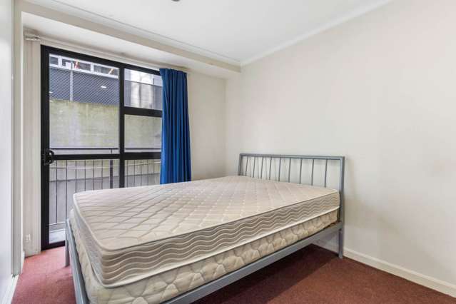 Studio Apartment on Queen St – Must Sell!