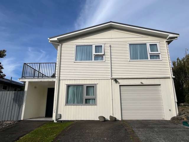 Lovely 4-bedroom Home in Newlands!