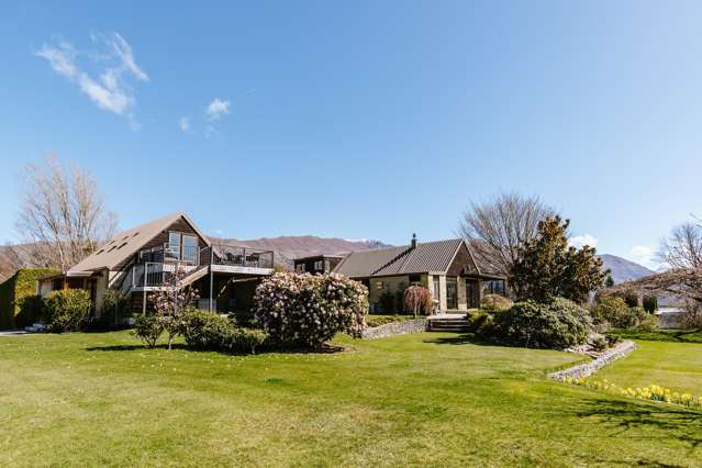 House & Garden Elegance, Golf Course & Lake Views