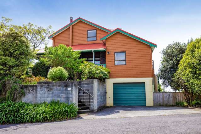 3 BEDROOM, 2 BATHROOM &  3 LIVING AREAS - ELEVATED, PRIVATE PROPERTY!