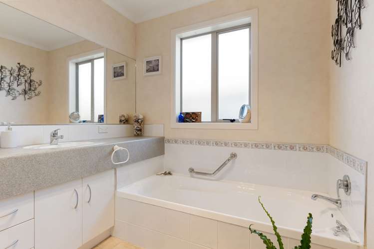 24 Sovereign Isle Lane Rototuna_12