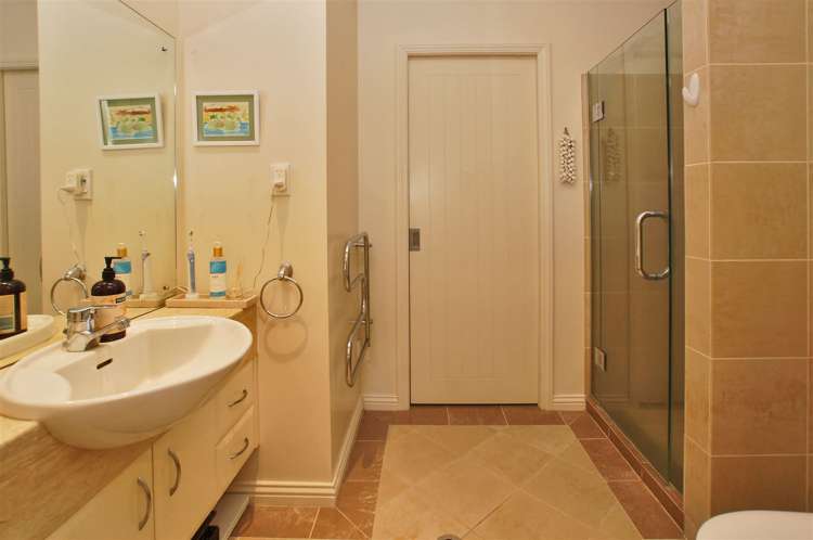 2a/11 London Street Hamilton Central_11