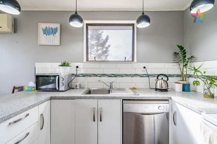 10 Whitechapel Grove Stokes Valley_6