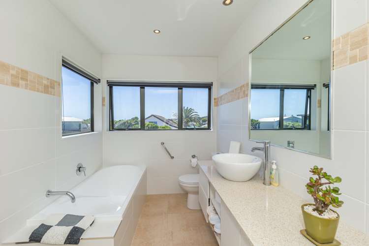 8 Arataki Grove Waitarere Beach_11