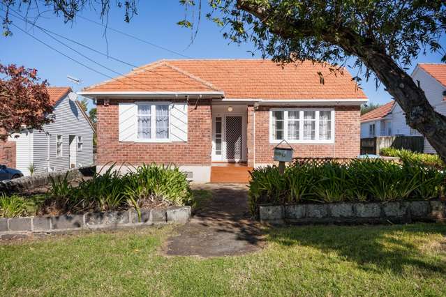 Sunny Greenlane Living in a Quiet, Convenient Location