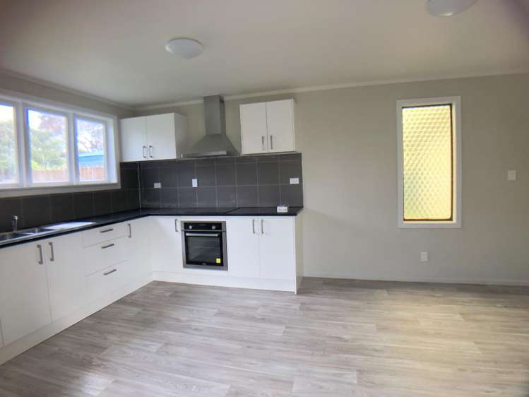 8 Binsted Road New Lynn_2