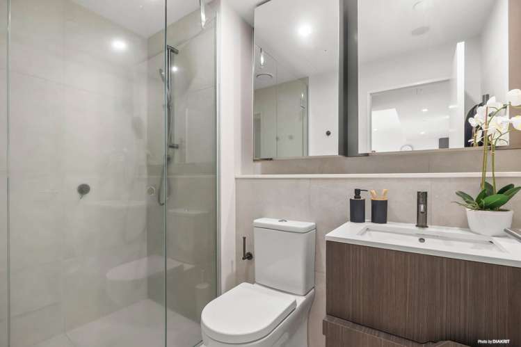 2202/10 Commerce Street City Centre_11