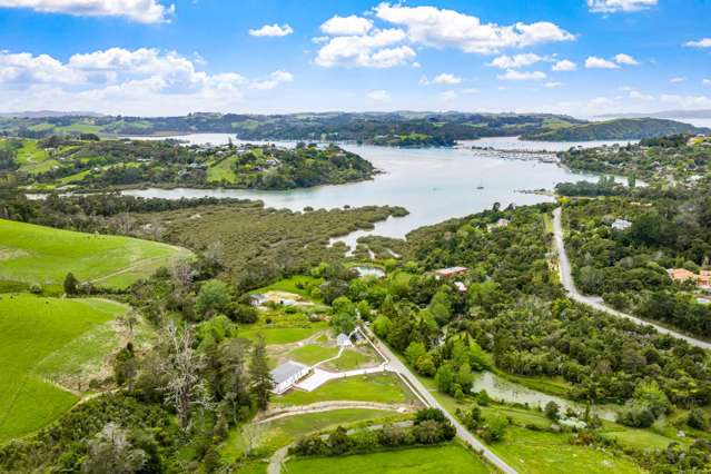 Restored Villa with Guest House in Matakana