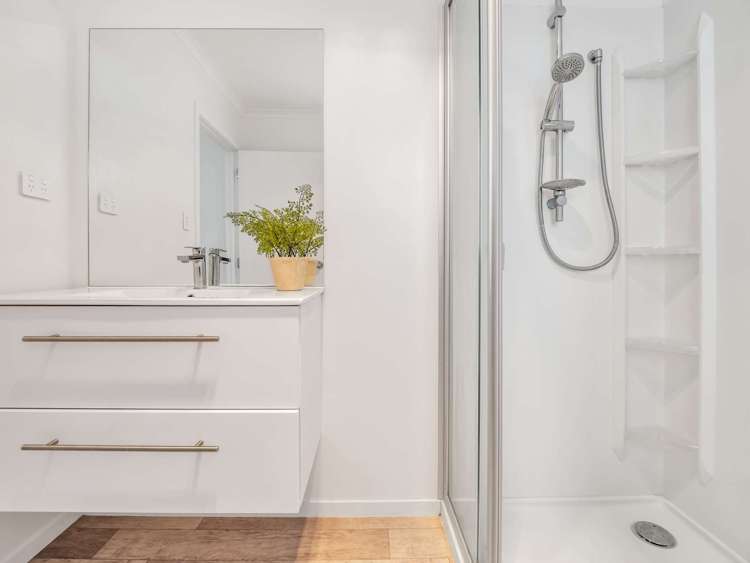 2/8 Mila Paige Close Glenview_20