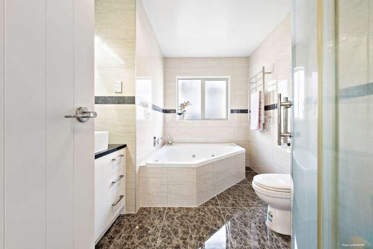 1 Sunshine Lane Flat Bush_13