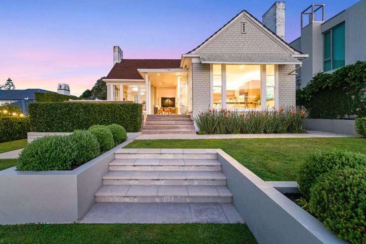 Bayleys Remuera heavyweight David Rainbow recalls showing homes to Rod Stewart and Rachel Hunter, and the angry letter he got from Sir Bob Jones. Video / OneRoof