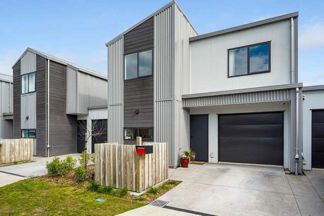 Modern Townhouse In Prime Location