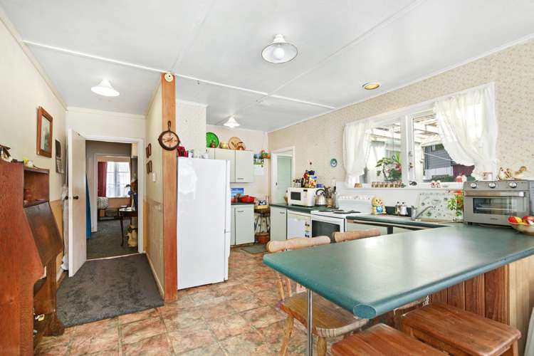 2 Burke Grove Naenae_10