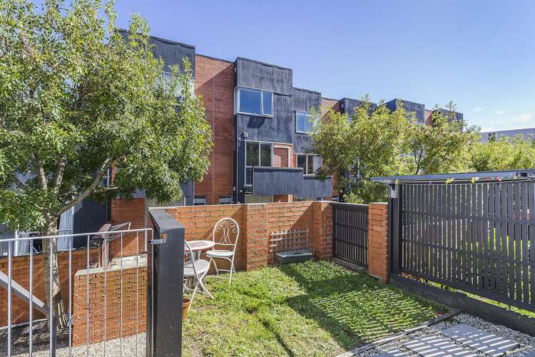2/120 Rintoul Street Newtown_1