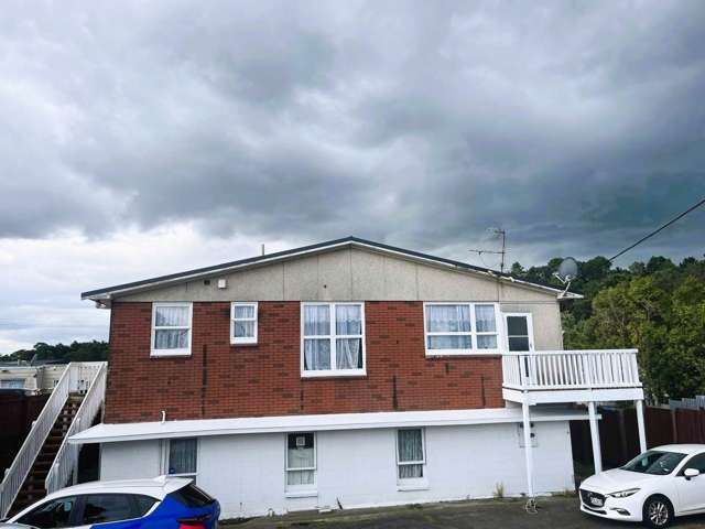 Sunny Top-Floor Family Home – Prime Location