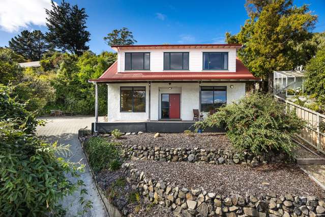 Cape Cod Elegance with Panoramic Harbour Views