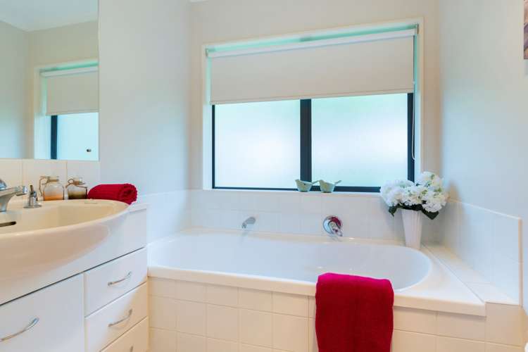 24 Awaroa Stream Drive Waiuku_15