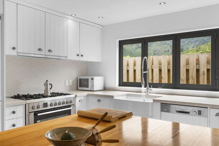 28 Lady Cobham Grove Anakiwa and Surrounds_10