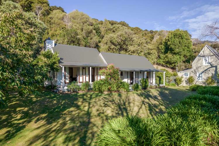 37 Penlington Place Akaroa_18