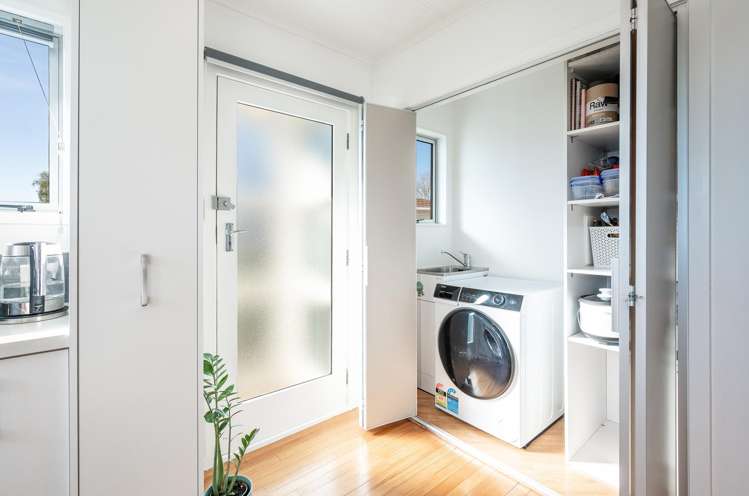2/4 Challies Way Richmond_18