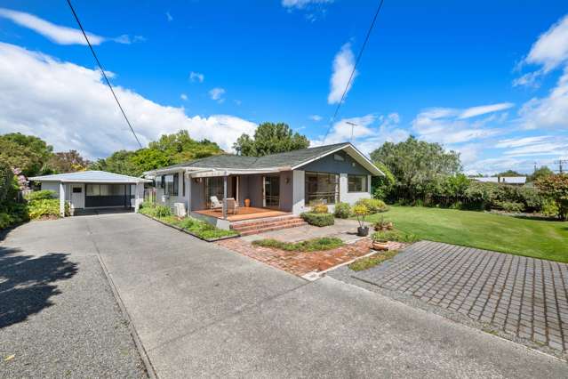 Vendors say sell - bring all offers