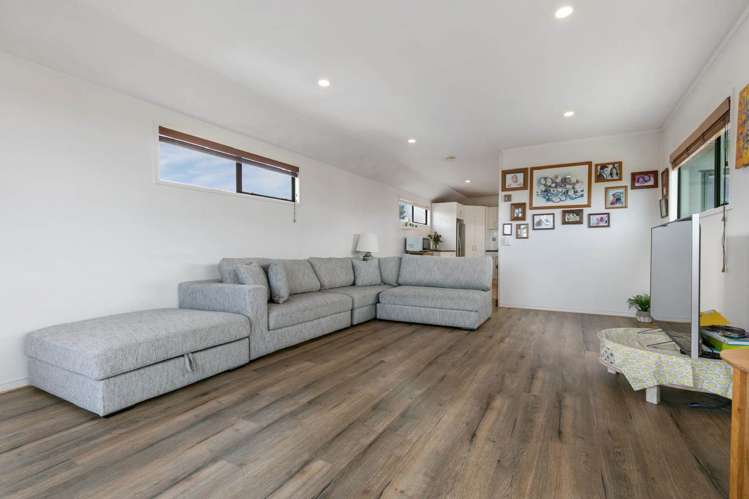 2/267 Glenfield Road Hillcrest_3