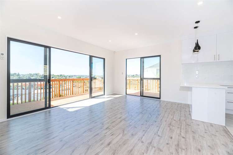 8 Myra G Place Stanmore Bay_12