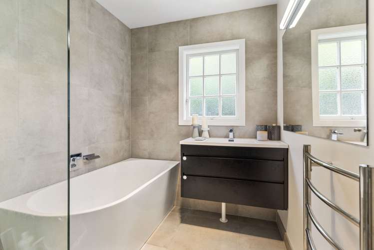 2/4 Jern Place Eastern Beach_6