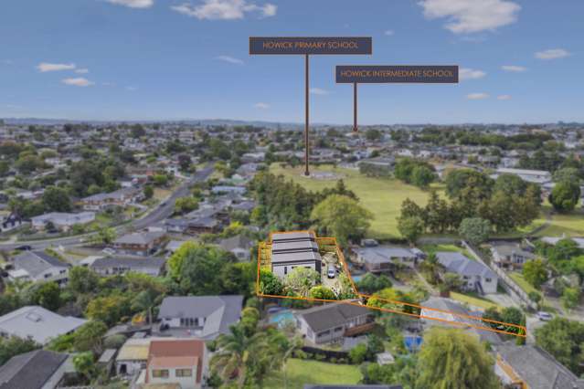 Modern Family Living in Howick's Heart!
