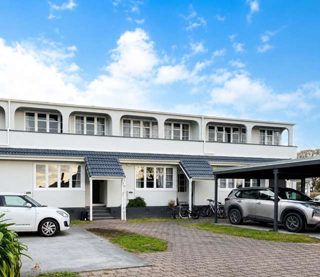 Sunny & Practical - 2 Bed Townhouse with Private Balcony