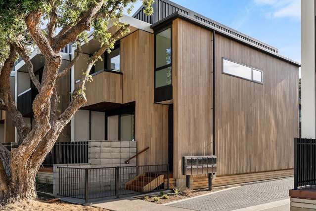 Brand New & Freehold in Island Bay