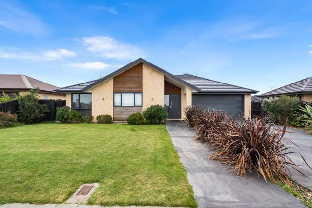 Modern Living Facing the Reserve