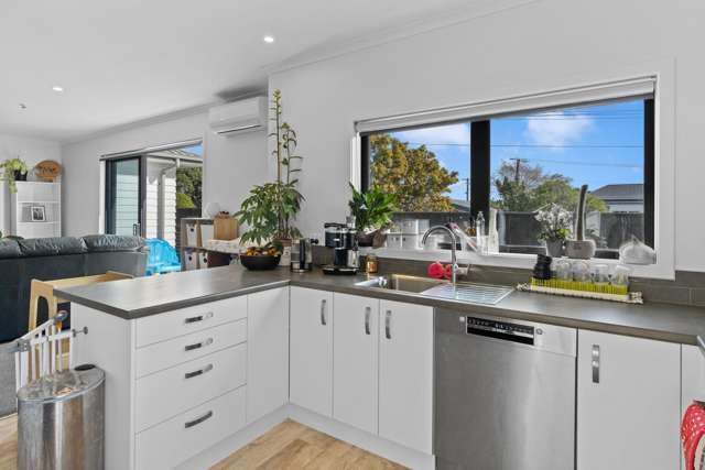 Modern, sunny, and superbly located