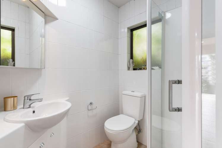 2/3 Whitby Crescent Mairangi Bay_20