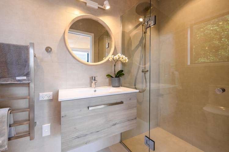 58 Victoria Road South Onetangi_16