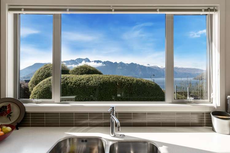 9 Matakauri Place Fernhill/Sunshine Bay_6