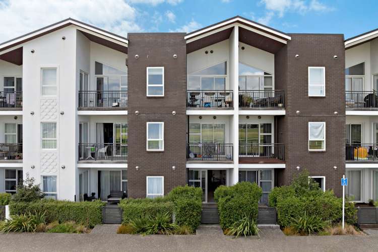 G04/26B Racecourse Parade_0