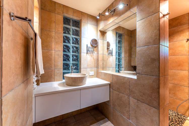 13 Marine View Road Onetangi_11