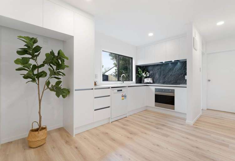 2/612 Beach Road Browns Bay_5