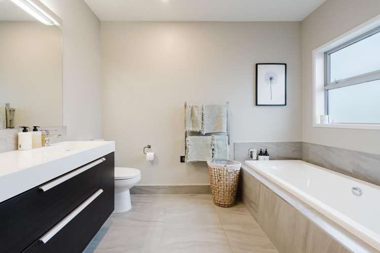 26 Evergreen Rise Grandview Heights_24
