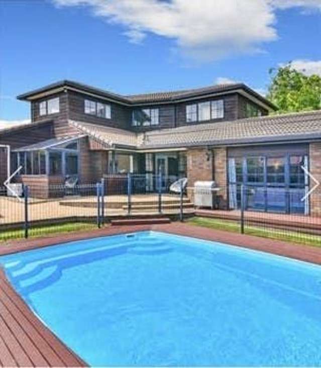 Large family home with pool -THE GARDENS,AUCKLAND