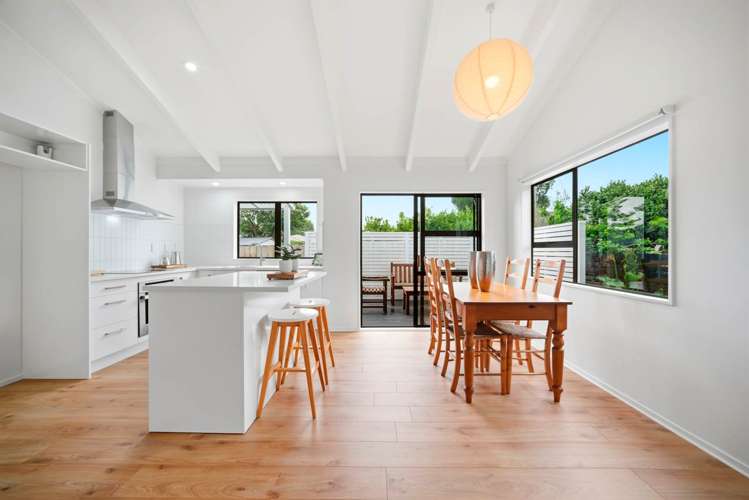 4/7 Vera Road Te Atatu South_8