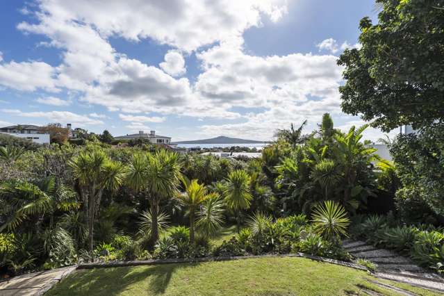 Iconic Rangitoto Views in a Lush Kohimarama Oasis