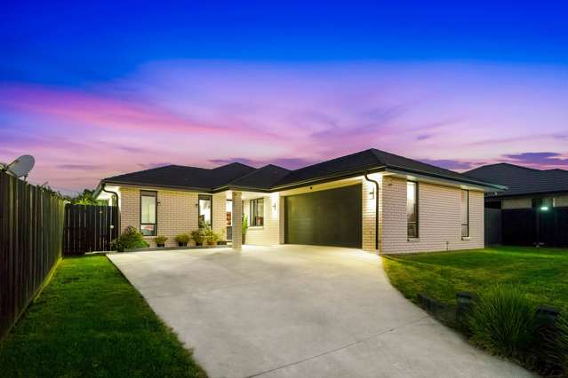 Single level Brick & Tile Family Living on 577m²