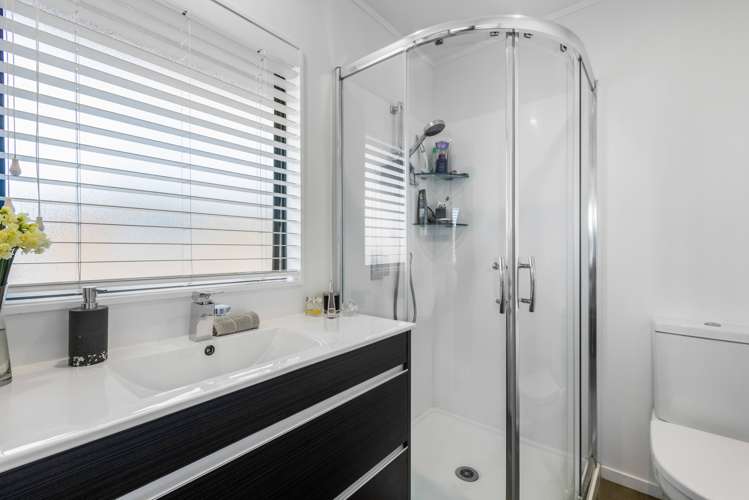 2/100 Gosford Drive Botany Downs_7