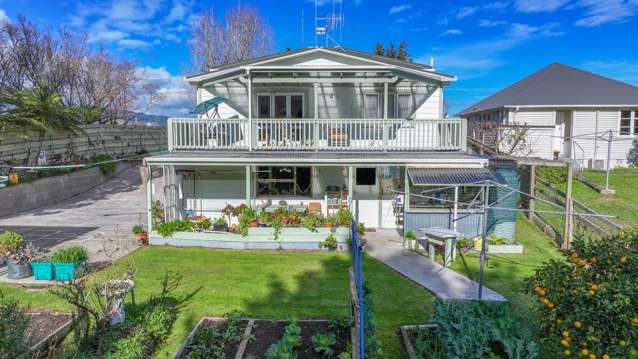 CHARMING FAMILY HAVEN IN PAEROA