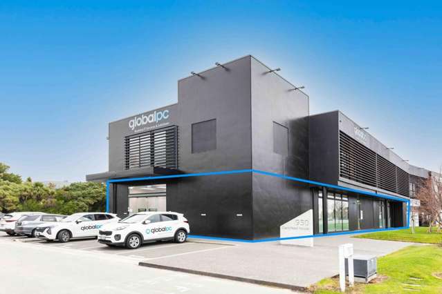 High profile showroom/warehouse space