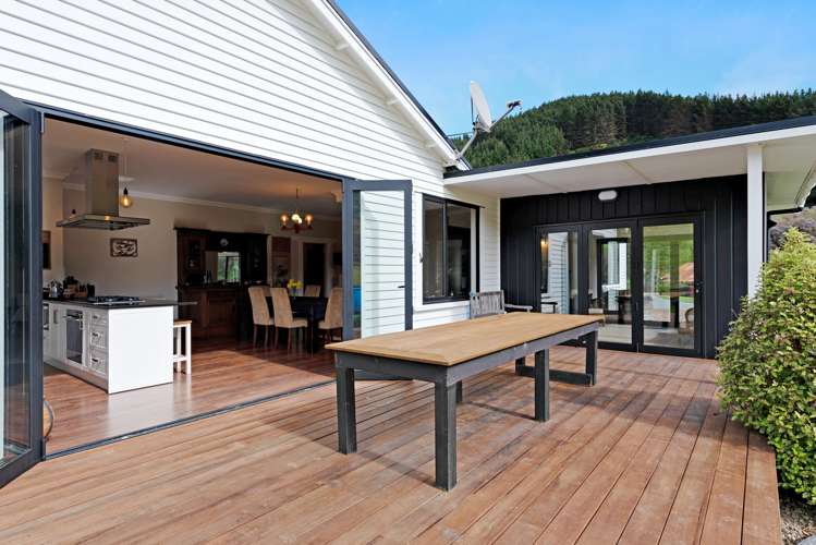 541 South Makara Road Makara_10