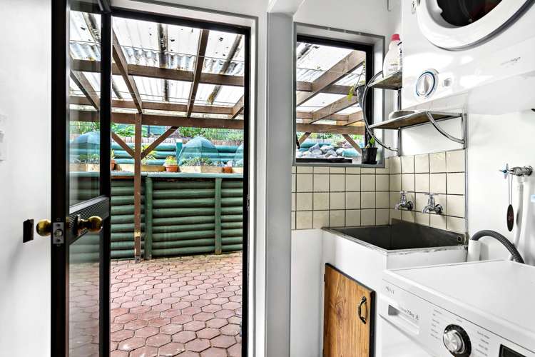 69 Murphy Street Toi Toi_13